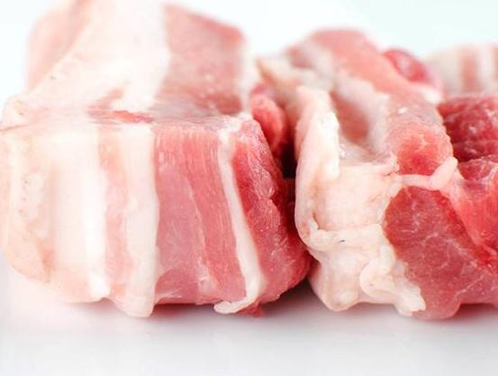 肉的最醒目的就是颜色,一般冻猪肉或者"死猪肉"颜色比较暗淡,肉的质地